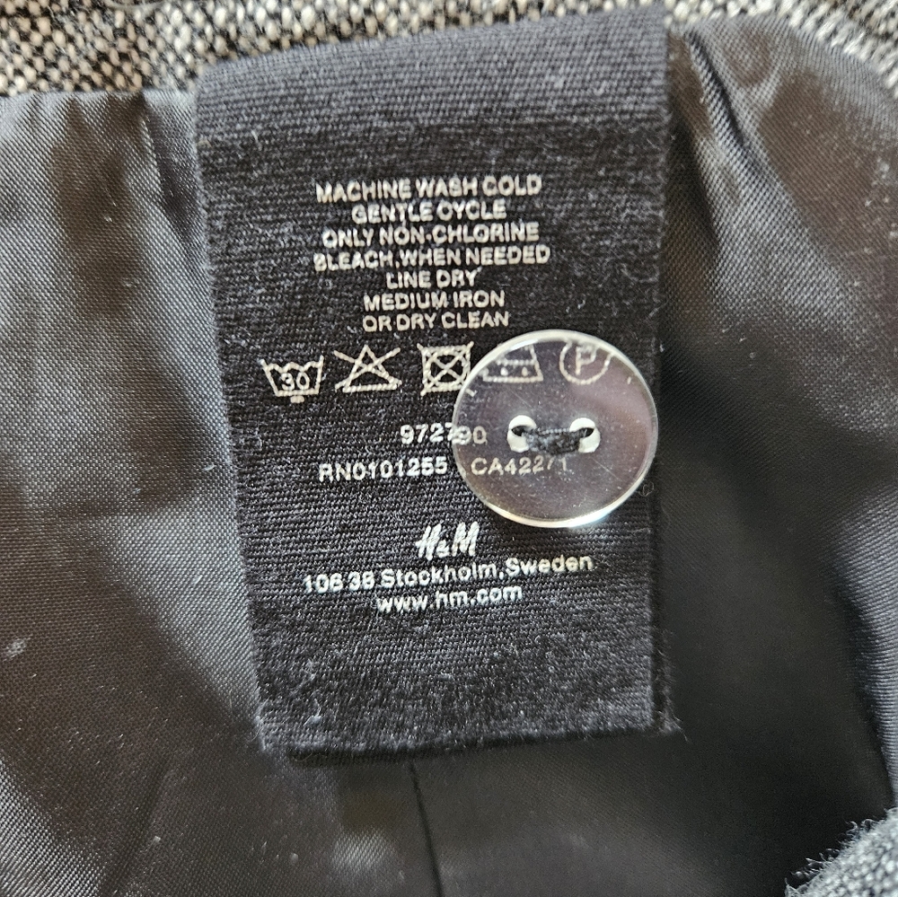 Lovely wool blend skirt from H & M. Size 6. - Picture 3 of 3
